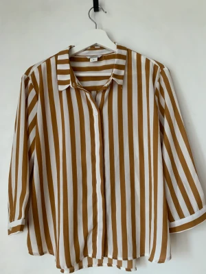 Blus från monki - Jättefin randig skjorta/blus från monki. 