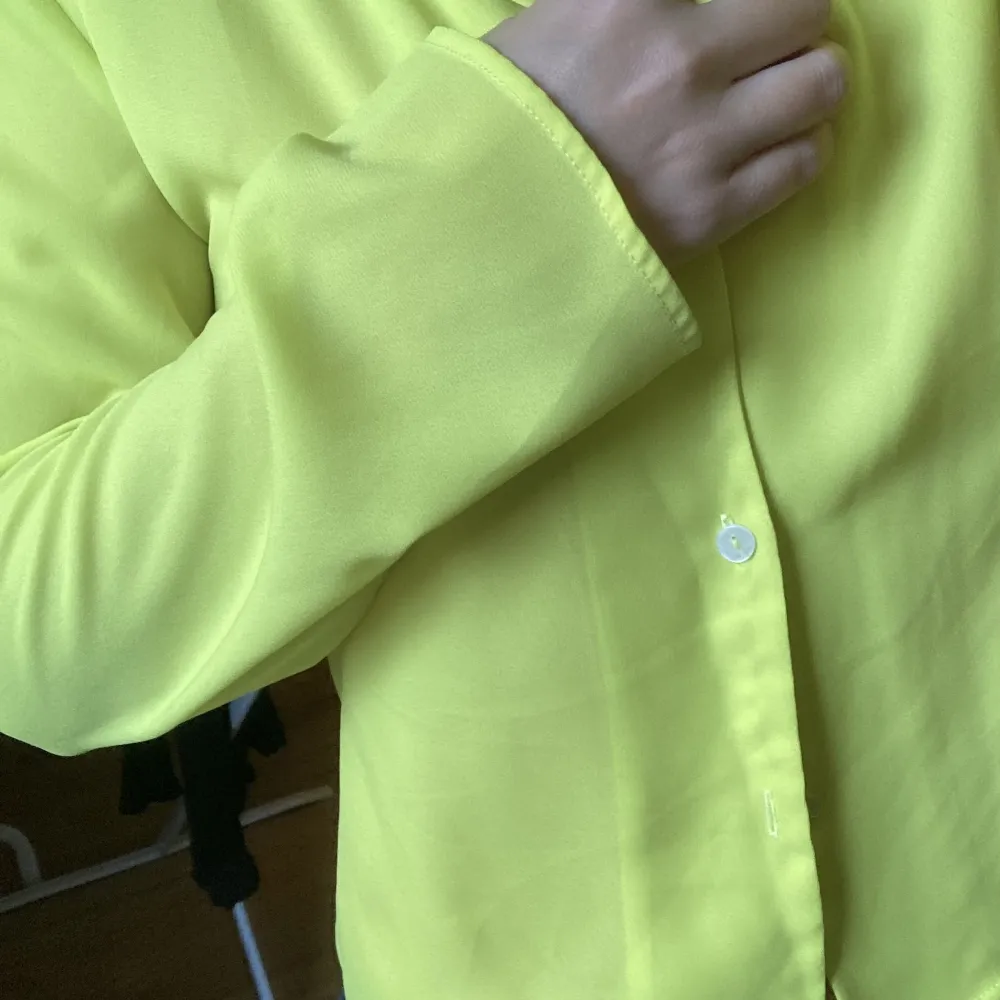 Snygg festlig blus som är neongul! Mer gul än grön, sista bilden ger mest rättvisa. Xs/S. Använd 1 gng. Blusar.