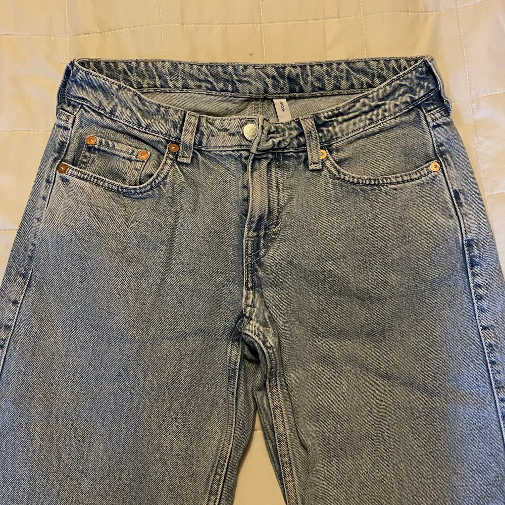 Jeans från Weekday i modell Arrow, färg ”summer blue”. Knappt använda då de blev för små.  Inga större tecken på användning!. Jeans & Byxor.