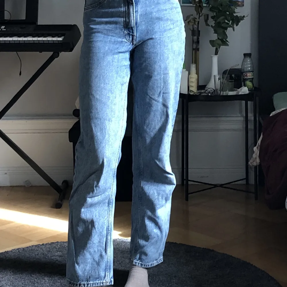 Blå raka jeans från monki. Säljer dessa då de inte passar så bra. De är lite korta på mig som är dryga 173. Relativt använda men fortfarande i bra skick! En liten ”bältesrem” är något vikt fram (se sista bilden).. Jeans & Byxor.