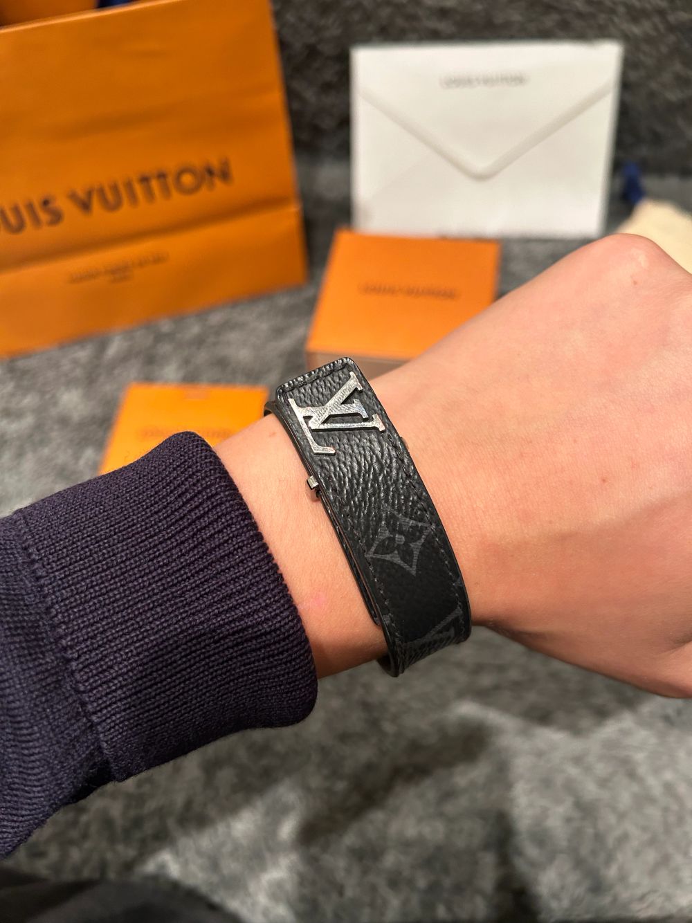 Svart Louis Vuitton armband