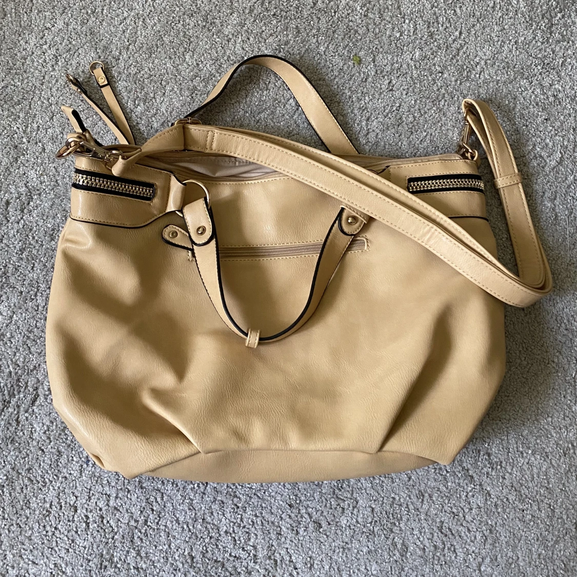 Väska med gulddetaljer 