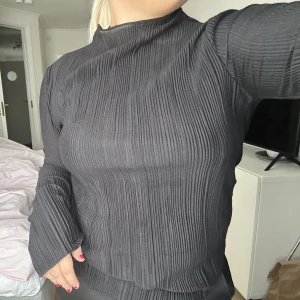 Blus - Säljer min svarta blus från bikbok i storlek xs!! Aldrig använd, endast testad💕