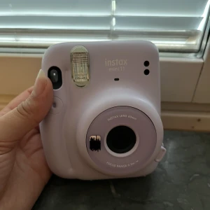 Polaroidkamera - lila polaroidkamera från instax, säljer den separat så man får inte med några bilder till.⭐️