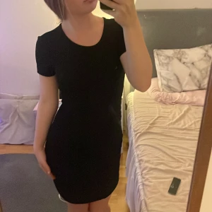 Fin svart klänning 💕 - Vart klänning från h&m i storlek xs men lite stor i storleken så skulle säga att den passar i strlk S💕