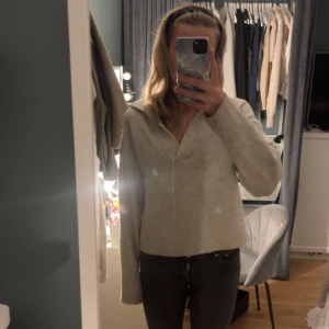Monki tröja - Hej! Jag säljer denna fina stickade Monki tröja i fint skick. Ljus grå. Storlek XS men passar S-M med. Köparen står för frakten, Swish!💕