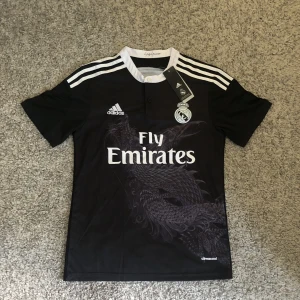 Real Madrid t-shirt - Köpt: fått den Skick: 10/10 Skador: inga  Passform: S 😊😊😊