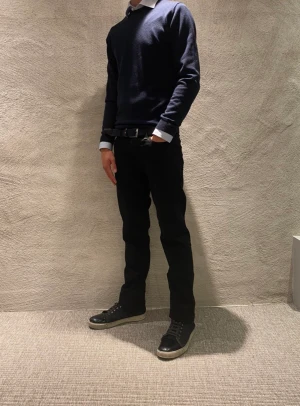 Lee jeans  - Hej! Säljer nu dessa svarta fina lee jeans. W32 L34. Modellen är 184cm lång och väger 68kg