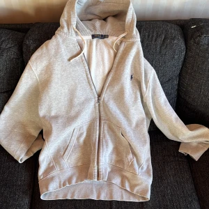 Polo Ralph Lauren zip hoddie grå - Tjenare, säljer min snygga polo zip hoddie då den är för liten. Köpte den på careofcarl men den är just nu utsåld men finns liknande på andra sidor. Nypris 1800 kronor