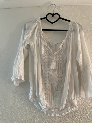 Blus  - En vit blus väldigt skönt tyg använd ett fåtal gånger   Köper står för frakten 
