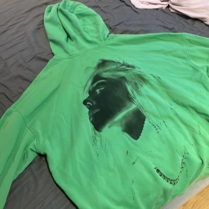  Billie Eilish hoodie - Lite defekt på framsidan ( små blekningsfläckar ) Inte använd många gånger, superskön!