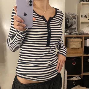 Randig långärmad tröja svart/vit  - Jättesöt och mjuk tröja i storlek s eller m. Jag har vanligtvis s/xs och så går ser den ut på mig. Tröjan har skönt material och långa ärmar man kan dra över händerna. Så sött plagg till hösten 🍁🥺💕 Säljer då den inte kommer till användning.