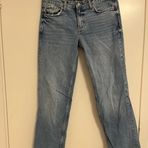 Jeans  - ett par lågmidjade jeans från ginatricot. Knappt änvända och hade varit snygga till hösten med en stickad tröja🍂💕