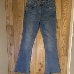 Blå bootcut jeans i fint skick💙