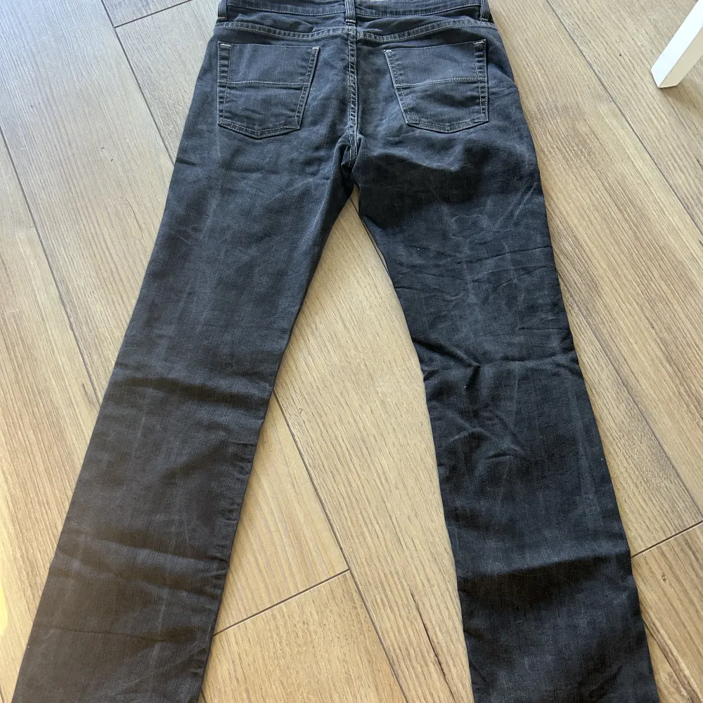 Snygga Low waist jeans från Filippa K. Tydliga sömmar och en straight modell i storlek 30/34.. Jeans & Byxor.
