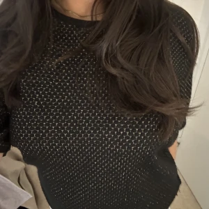 Glittrig tröja  - En super fin och unik tröja ifrån Holly & white, Lindex!! Den är svart, kortärmad och har ett as snyggt glittrigt mönster! Använd fåtal gånger, fått så mycket komplimanger (helt slutsåld, originalpris 229kr). Säljes dessvärre pga flytt, mycket bra skick. 