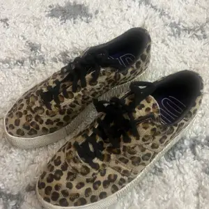 Säljer dessa skit coola adidas skor i bjudit leopard mönster med en lite högra sula 😍 finns inga defekter på skon förutom att de ser använda ut på sulan (som lätt kan tvättas bort). 