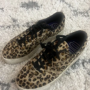 Adidas skor - Säljer dessa skit coola adidas skor i bjudit leopard mönster med en lite högra sula 😍 finns inga defekter på skon förutom att de ser använda ut på sulan (som lätt kan tvättas bort). 