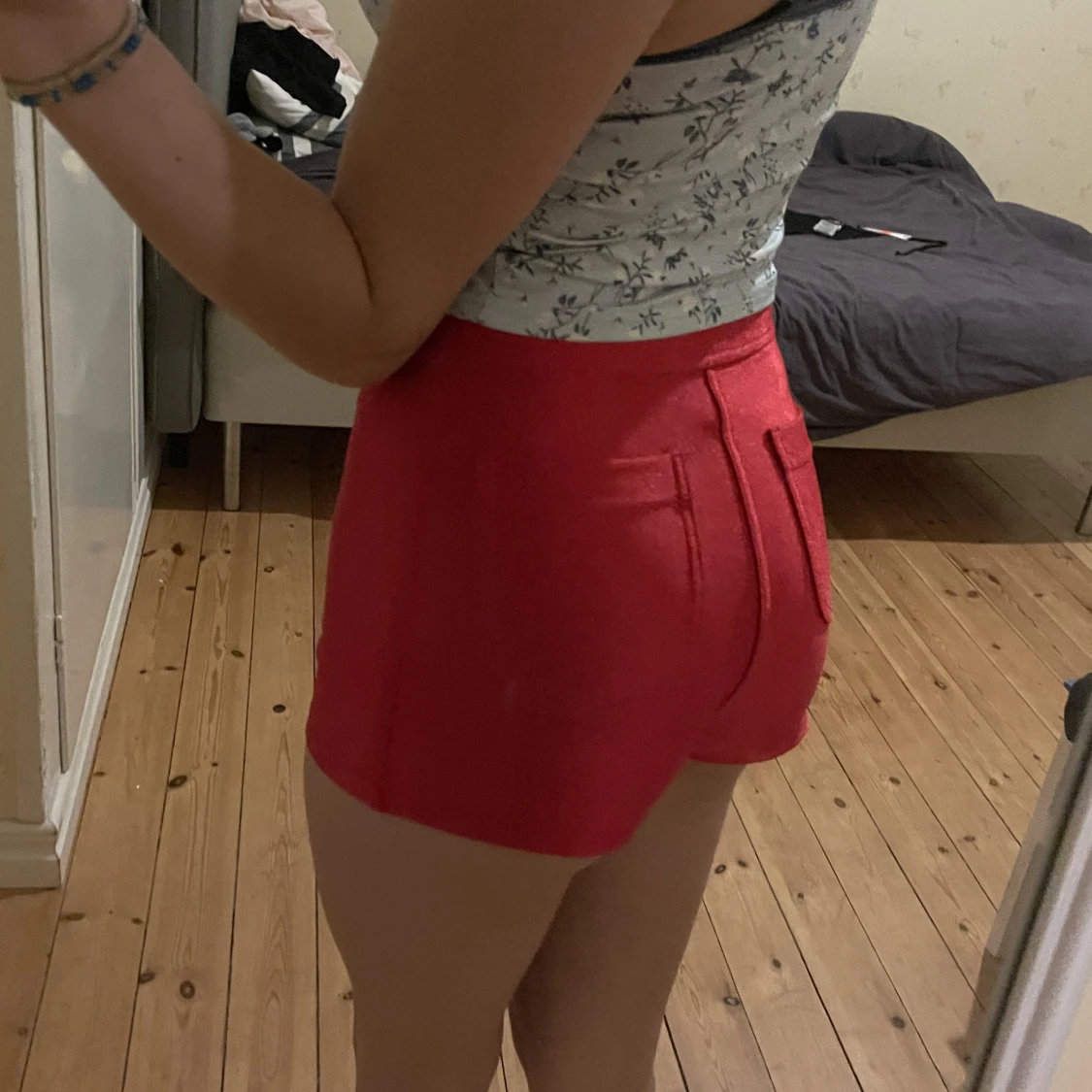 Röda glitteraktiga shorts - 91