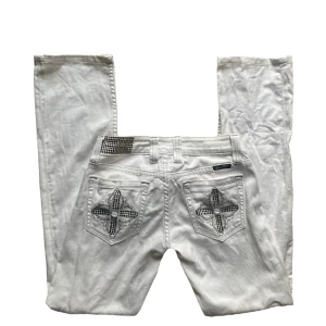y2k vintage miss me  - snygga vita raka lågmidjade jeans från miss me jeans. Försmå för mig så måste sälja 🥲 Mått: 36-37 cm rakt över, 78 cm innerbenslängd! Köparen står för frakt. 💓