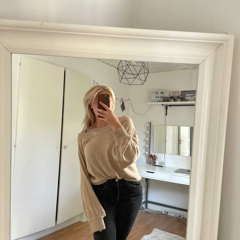 Stickad off shoulder från Gina tricot. Storlek XL men har funkat bra som oversized på mig som har S-M🤎. Stickat.