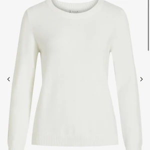 Stickad tröja - Vit stickad tröja från vila . Bra skick knappt använd. Nypris - 329kr❤️