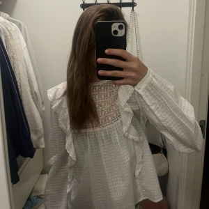 Zara blus/ topp  - Så fin topp/ blus från zara med volang. Säljer då ja endast använt den 1 gång, helt nytt skick, skriv för flera bilder❤️passar xs-s