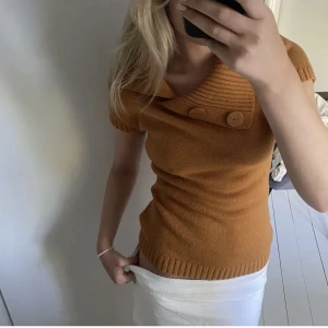 Stickad tröja - Typ snyggaste tröjan med knappar!! Älskar och verkligen perfekt nu till hösten!