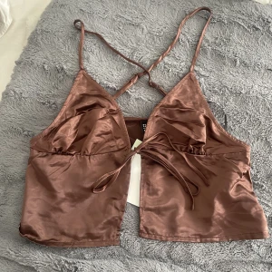 brun topp - brun topp i storlek 34, aldrig använd 