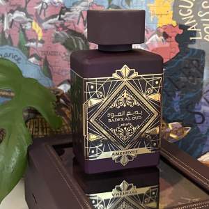 Arabisk parfym, Bade'e Al Oud Amethyst från Lattafa, känd från TikTok. Rosig och vanilj efter någon timme och håller hela dagen men den kommer aldrig till användning. Estimerar ca 90% kvar. Nypris ca 400 kr