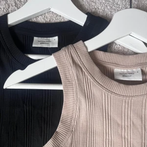 Ribbat linne - 2st ribbade linnen från Gina Tricot. Köpte utan att prova dem och insåg sen att de var lite för stora. Storlek S. Köp båda på köp direkt eller skicka ett prisförslag och skriv vilken du vill ha 🥰Aldrig använda 🌸skicka gärna till mig om du undrar något 