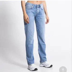 Jättefina lågmidjade jeans ifrån lager 157 i storlek xs. HELT OANVÄNDA! Supersnygga och passar till allt💓💓