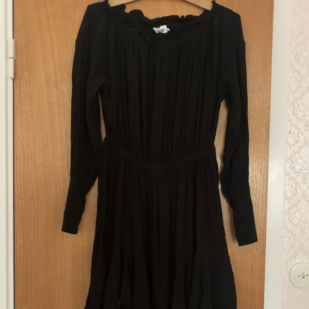 En jättefin svart klänning som nästan aldrig har kommit till användning i strlk S från weekday. Den är i mycket fint skick. Betalningen sker via swish +frakt. Skickar inte fler bilder.. Klänningar.