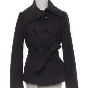 Kappa/trenchcoat  - Säljer denna superfina kappan eller trenchcoaten från zara. Den är endast testad! Mörkgrå