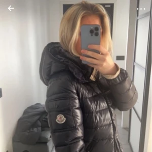 Moncler jacka  - INTRESSEKOLL på min moncler jacka, äkthetskontrollerad via Vestiaire collective. Storleken motsvaras xs! Modellen bady.