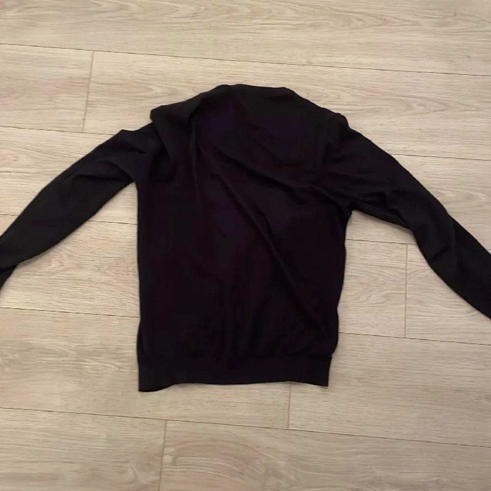 Mörkblå snygg tröja som är bekväm och snygg använd Max 5 gånger. . Tröjor & Koftor.