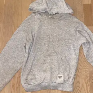 Grå hoodie från HM, om du vill köpa är det bara att klicka på köp nu:)