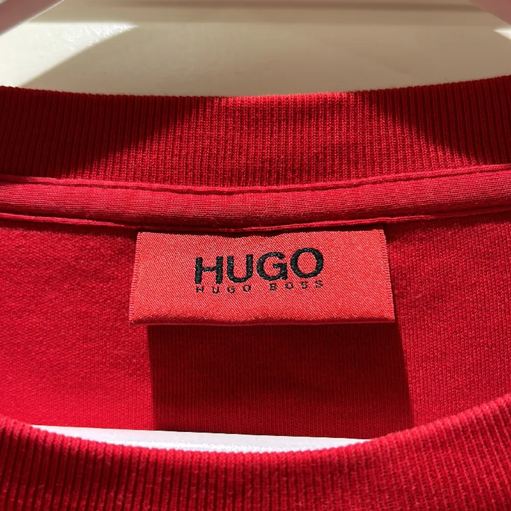 Märket Hugo använd tröja men i ny skick och väldigt elgant med sin speciella nyans. Storlek S  Endast skrynklig p.g.a den var vikt. . Hoodies.