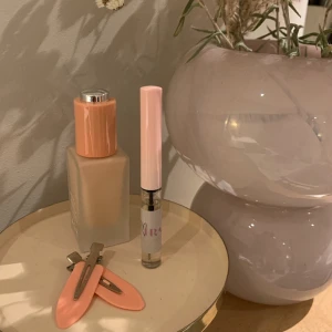 ÖGONFRANSOLJA🤍 - Ögonfransolja av naturliga och ekologiska råvaror för för fylligare, motståndskraftiga och tjockare ögonfransar!🤍 perfekt touch till kvällsrutinen! Beställ här via plick, eller på vår instagram i dm för billigare frakt@franznaturals🤍