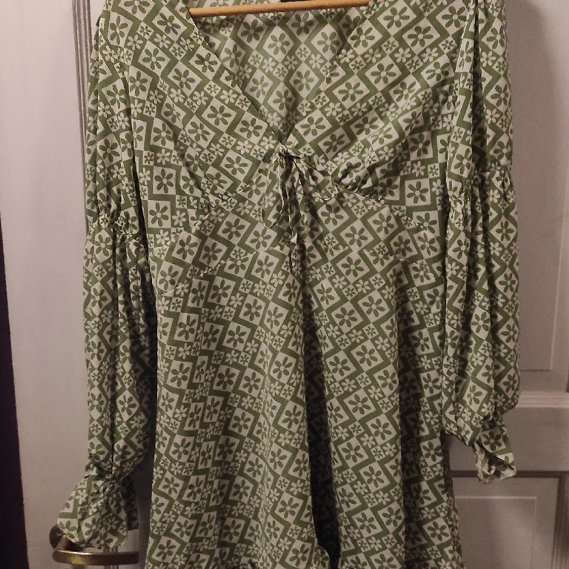 Grön mönstrad klänning