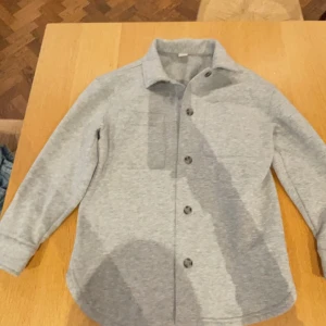 Jacka - här är en jätte fin och bekväm vår jacka/tröja från lindex💘