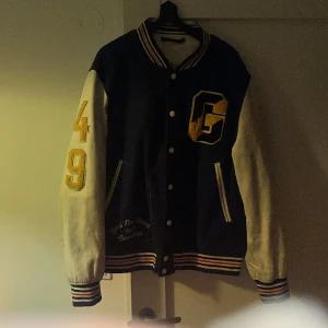 Gant Collage Jacka - Säljer nu min gant collage jacka, inköpt för 4000kr för nått år sen, fin och välbehållen. Pris går att diskutera vid snabb affär. Storlek L men passar medium oxå 