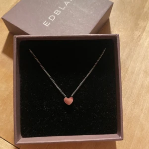 Edblad halsband - Jättefint gulligt halsband från Edblad med ett litet hjärta på, säljer pga bytt till guld😌ända felet är Edblad loggan som jag tappat där bak vid justeringen💞