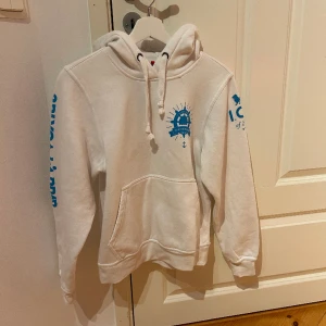 2 B L hoodie - Säljer nu min skiitsnygga tvåblygaläppar hoddie för den har blivit för liten tyvärr. Det finnns en liten fläck (har ej försökt o tvätta med vanish t.ex då fläcken ej syns om man ej letar efter den), se sista bild 🤍Köpte den för 600kr. 🤍