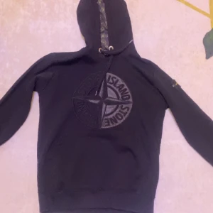 Stone island hoodie - Säljer min stone island pågrund av att den är liten nu. Storlek s 