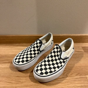 Vans Slip-on - Använda fåtal gånger, fint skick.  Strl: 38