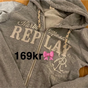 Replay Kofta - Super skön Replay kofta i tjock material 😚Har ett hål vid ärmen!