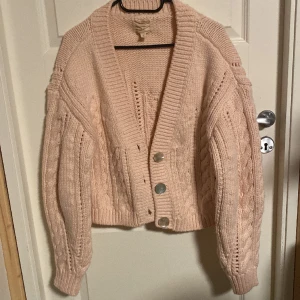 Kofta H&M - Rosa tjock kofta från H&M. Använd 1 gång, har mest hängt oanvänd i garderoben. 