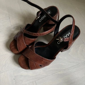 Mango platå klackskor 36 - Hej!  Säljer ett par superfina klackar från mango, storlek 36. Knappt använda.