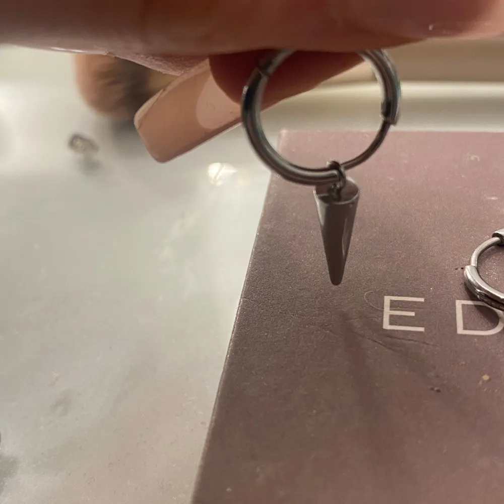Jag säljer dessa örhängen från Edblad i rostfritt stål som endast är använda få tal gånger. Dom är i rostfritt stål och super populära 💘jag säljer dom pga att jag inte använder silver smycken längre men annars är dom super snygga .🥰. Accessoarer.